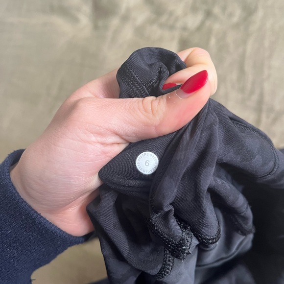 Lululemon crop cheetah print leggings size 6 - Picture 4 of 4